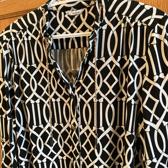 COPY - GRIFFLIN Dress blouse, gold-tone chain accent at the neckline. Roll tab … - Picture 10 of 10